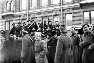 Revolutionäre Soldaten und Matrosen auf den Straßen von Petrograd, Februar 1917 von Russian Photographer